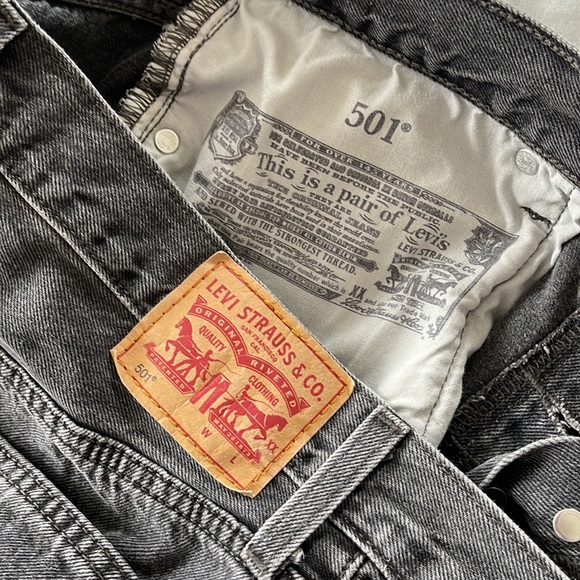 ✴️ Levi’s 501 distressed black jeans ✴️ Size 29 x 29 length with frayed edge. - Picture 4 of 5